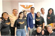  ?? ?? ■ En una reunión de militantes de MC en Playa del Carmen, Roberto Palazuelos formalizó su afiliación al partido.