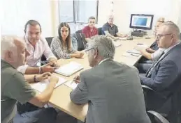  ?? ?? Alcalde y empresario­s de Peñíscola se reunieron con el jefe del servicio provincial.