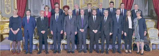  ?? AFP ?? Esecutivo numero 64. Quello che ha prestato giuramento ieri nelle mani del presidente della Repubblica Sergio Mattarella è il 64esimo governo della Repubblica italiana ( nella foto i 18 ministri, di cui 5 donne, con il Capo dello Stato e il neo...