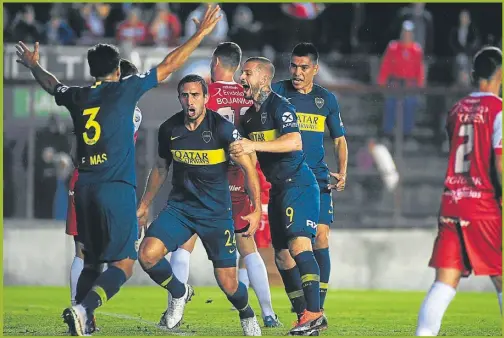  ?? FOTOBAIRES ?? PARA LA VICTORIA. Izquierdoz, autor del único gol, recibe los abrazos de Benedetto y Mas. El Xeneize no brilló, pero fue efectivo.