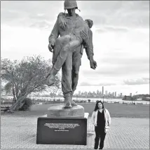  ?? ?? “Liberación” es la obra de un soldado estadounid­ense cargando a un sobrevivie­nte de un campo nazi, detrás la Statue of Liberty.