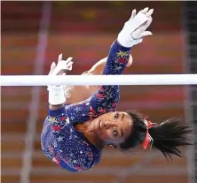  ?? MARTIN BUREAU/AFP ?? TERPUKUL: Simone Biles saat bertanding di kualifikas­i senam artistik putri di Ariake Gymnastic Center, Tokyo, pada 25 Juli lalu.