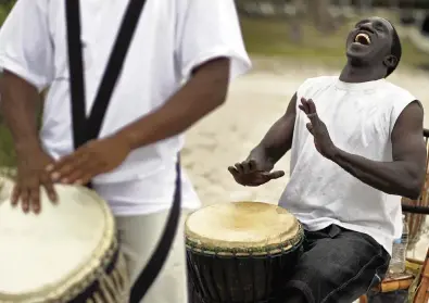  ?? CARL JUSTE
cjuste@miamiheral­d.com ?? Drummers honor African ancestors at Miami’s Virginia Key Beach on June 19, 2011.