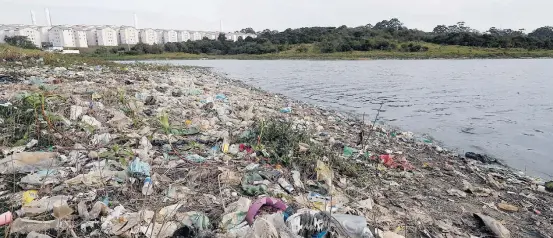  ?? ALEX SILVA/ESTADAO–25/6/2020 ?? Poluição. Lixo acumulado nas margens da represa Billings, na região metropolit­ana de SP: universali­zação do saneamento é prevista para até 2033