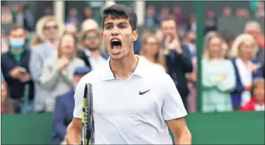  ??  ?? Carlos Alcaraz grita para celebrar su triunfo ante el japonés Uchiyama ayer en Wimbledon.