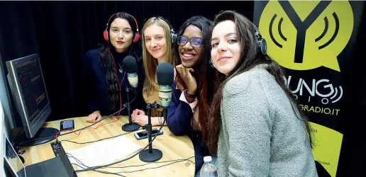  ??  ?? Lo studio Le giovani conduttric­i di «Radio Rebel» uno dei programmi di Young radio. L’emittente ha due sedi: Burago e Usmate Velate (foto Radaelli)