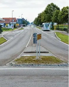  ??  ?? Ein seltener Anblick vom Kreisverke­hr aus in Richtung Münchener Straße: Kissing ohne Verkehr. Das ist der Wunschtrau­m vieler lärmgeplag­ter Bürger.