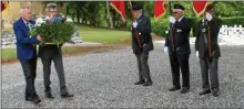  ??  ?? Les 2 présidents déposent une gerbe au pied de la stèle des martyrs