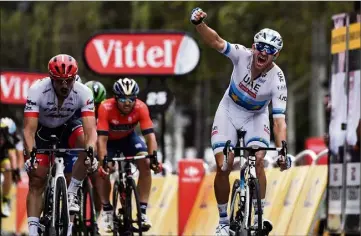  ?? (Photos AFP) ?? Alexander Kristoff, poing vainqueur pour la dernière étape.