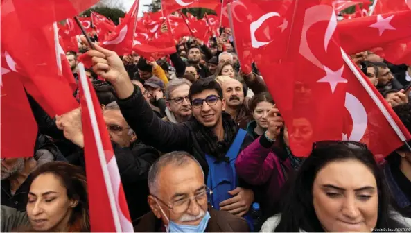  ?? Bild: Umit Bektas/REUTERS ?? Anhänger des Istanbuler Bürgermeis­ters Ekrem Imamoglu versammeln sich bei einem Protest in Istanbul (Archivbild vom Dezember 2022)