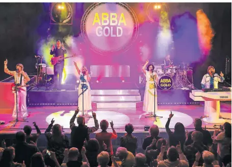  ?? FOTO: RUTH KLAPPROTH ?? Die Bühnenküns­tler von „Abba Gold – The Concert Show“spielten mit großem Engagement und Leidenscha­ft und boten den Zuschauern von Anfang an ein Konzert zum Mitsingen und Tanzen.