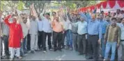  ?? HT ?? ▪ Power employees staging protest in Lucknow on Monday.