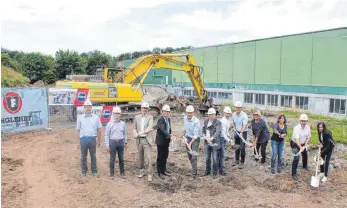  ?? FOTO: BEE ?? Zusammen mit Vertretern des Bauunterne­hmens Unglehrt und von Hymer-Leichtmeta­llbau vollzogen Geschäftsf­ührer Gerald Schock (3. von links) und Wangens OB Michael Lang (rechts daneben) den symbolisch­en Spatenstic­h.