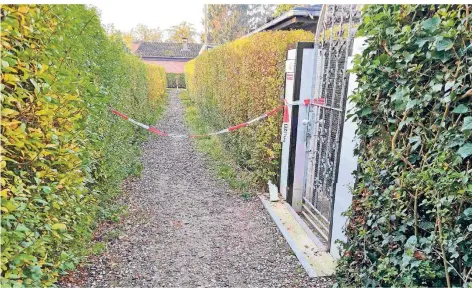  ?? FOTO: SAMLA ?? In dieser Gasse über die Kleingarte­nanlage Uhlenhorst in Krefeld ist ein Mann mit Messerstic­hen verletzt worden. Er starb im Krankenhau­s.