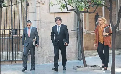  ?? ANA JIMÉNEZ ?? Carles Puigdemont, acompañado de Joan Vidal de Ciurana y Neus Munté, se dirige a la reunión del Govern