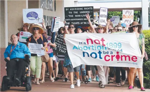  ?? Picture: JUSTIN BRIERTY ?? PUSHING MESSAGE: Cairns MP Rob Pyne with supporters at Saturday’s rally and march to the Cairns Courthouse.