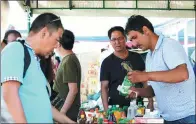  ?? RUO YU / FOR CHINA DAILY ?? Chinese tourists shop at a Kazakhstan store in the China-Kazakhstan Khorgos Frontier Internatio­nal Cooperatio­n Center.