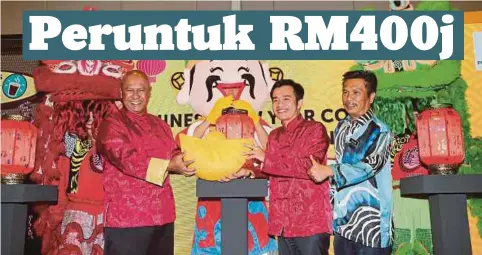  ??  ?? MOHD Ibrahimnud­din (kiri) dan Ketua Bahagian Perniagaan Runcit Aadrin Azly (dua dari kanan) serta Timbalan Ketua Pengarah Jabatan Keselamata­n Jalan Raya (JKJR) Datuk Roslan Eusoff pada majlis pelancaran kempen Coffee Break.