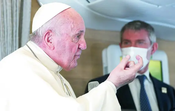  ?? EFE ?? El Papa en la rueda de prensa, dentro del avión de regreso, que concedió a los periodista­s que le acompañaro­n al viaje a Irak