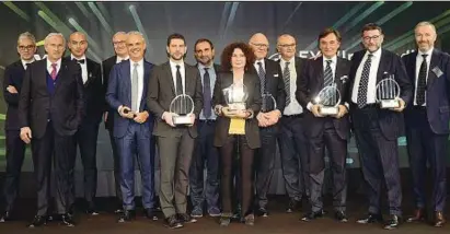  ??  ?? Vincitori Foto di gruppo per gli imprendito­ri premiati alla 22esima edizione del Premio EY. Al centro, Sonia Bonfigliol­i