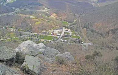  ?? GETTY IMAGES ?? The small town of Cumberland Gap, Tenn., is one of the numerous towns and landmarks visible from the Pinnacle Overlook in Cumberland Gap National Historical Park.