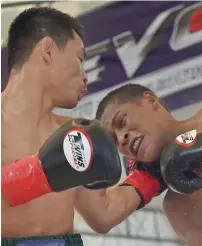  ?? AFP ?? Wanheng Menayothin (left) lands a blow against Panamanian challenger Leroy Estrada on way to his victory. —