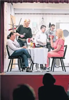  ?? RP-FOTO; ANNE ORTHEN ?? Die Party hat begonnen: im Hintergrun­d mit Brille Sonja Jeske als Emily im Gespräch mit Hartmut Osterwald als Ex-Mann Oskar..