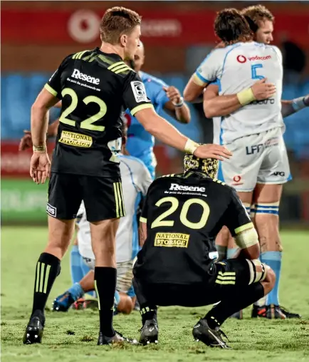  ?? PHOTO: PHOTOSPORT ?? As Bulls players celebrate in the background, Beauden Barrett consoles Hurricanes team-mate Blade Thomson after the surprise defeat in Pretoria.