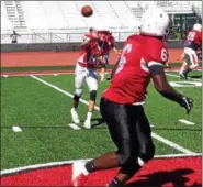  ?? JOHN KAMPF — THE NEWS-HERALD ?? Perry quarterbac­k Drew Schiano hits Jaylen Anderson with a swing pass on Aug. 11 in a scrimmage against Kirtland.