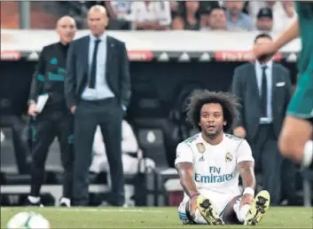  ??  ?? LESIONADO. Marcelo sintió un pinchazo ante el Betis y tuvo que ser sustituido en el minuto 72.