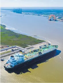  ?? Bloomberg ?? LNG-Hafen im texanische­n Sabine Pass. Von hier aus verschifft der Konzern Cheniere sein Flüssiggas.