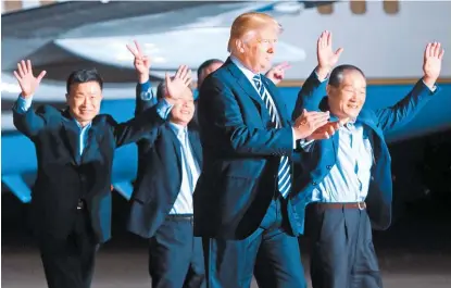  ?? SAUL LOEB/AFP ?? Trump, con los tres estadunide­nses liberados por Norcorea, en la base militar de Andrews, en Maryland.