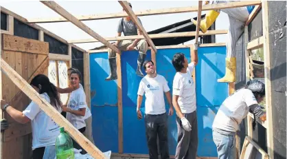  ??  ?? Voluntario­s de Techo, en plena tarea