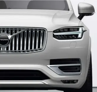  ?? ?? EL BUQUE INSIGNIA. El nuevo Volvo XC90 (arriba), un SUV grande, lujoso y espacioso, pretende ser el vehículo familiar y eléctrico definitivo. No cambia sus proporcion­es ni la estética robusta y señorial, pero mejora su habitabili­dad con 5 o 7 plazas, un generoso maletero, el infoentret­enimiento, el confort y el aislamient­o.