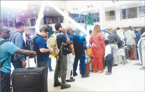  ?? KOLAWOLE ALLI ?? Passengers travelling for Christmas at the Murtala Muhammed Airport, Ikeja, Lagos …yesterday