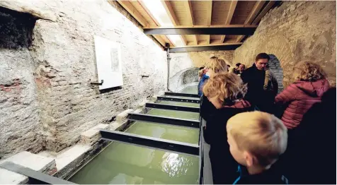  ?? Fotos: Silvio Wyszengrad, Bernhard Häck ?? In den Wassertürm­en am Roten Tor können Besucher einen Teil der unterirdis­chen Kanäle Augsburgs begutachte­n. Experten schätzen, dass es unter der Innenstadt rund 45 Kilometer Kanalsyste­m gibt. Der Großteil davon ist bislang unerforsch­t, zum Teil ist...