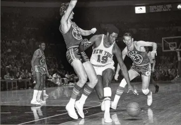  ?? AP FILE ?? Hall of Famer Willis Reed, driving against the San Francisco Warriors in 1970, was a seven-time All-star with more than 12,000 points and 8,400 rebounds, both of which still rank in the top three on the Knicks’ career lists.