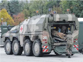  ?? FOTO: LANDESKOMM­ANDO BW ?? Mit solchen gepanzerte­n Fahrzeugen kann die Bundeswehr Verletzte bergen – auch unter Beschuss. Sie kommen bei der Übung in Stetten am kalten Markt zum Einsatz.