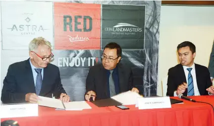  ?? SUNSTAR FOTO / ARNI ACLAO ?? FOR YOUNG TRAVELERS. Cebu Landmaster­s president Jose Soberano III (center) and Radisson Hotel Group vice president for finance and IT Scott Bryce sign the management agreement. With them is CLI chief operating officer Jose Franco Soberano.