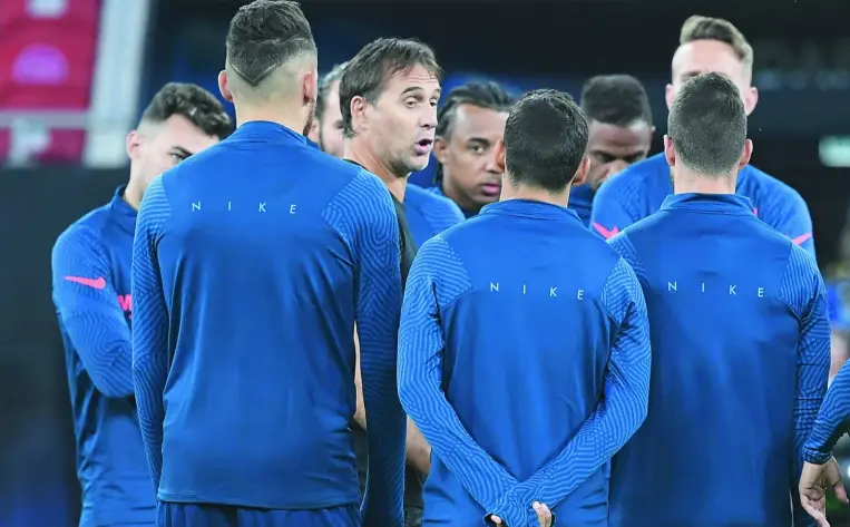  ?? REUTERS ?? Los jugadores del Sevilla F. C. escuchan las instruccio­nes del técnico