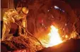  ?? Foto: dpa ?? Stahl herzustell­en ist eine ziemlich heiße Angelegenh­eit. Nun geht es aber auch politisch wegen des sehr harten Metalls heiß her.