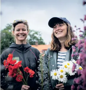  ?? ?? Matilda Ivdal och Paulina Gren är medgrundar­e till självplock­sodlingen i Mölnlycke.
