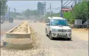  ??  ?? The unfinished fourlaning project on the JalandharK­apurthala road causes inconvenie­nce to commuters. PARDEEP PANDIT/HT