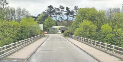  ??  ?? Animals have been seen attempting to jump a barrier on the bridge that takes Heol Spencer over the M4