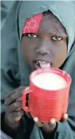  ?? Reuters African News Agency (ANA) ?? A SOMALI refugee girl licks a cup with food received during school hours in Ifo camp near Dadaab, Kenya. | RADU SIGHETI