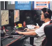  ?? FOTO: NOEL CELIS/AFP  ?? Ein Mann spielt in einem Computersh­op in Peking ein Online-Spiel. Minderjähr­ige dürfen in Zukunft in China nur noch drei Stunden in der Woche zocken.