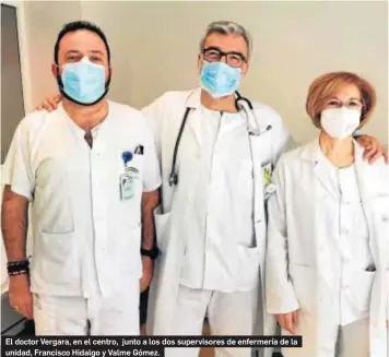  ??  ?? El doctor Vergara, en el centro, junto a los dos supervisor­es de enfermería de la unidad, Francisco Hidalgo y Valme Gómez.