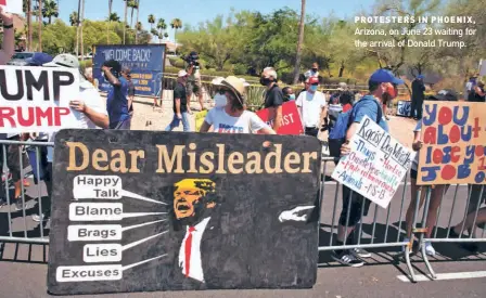  ??  ?? PROTESTERS IN PHOENIX, Arizona, on June 23 waiting for the arrival of Donald Trump.