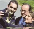  ?? FOTO: AFP ?? Nicht schlecht geselfiet, nur der Herr links müsste noch näher an den Promi – der in der Mitte – ranschmuse­n.