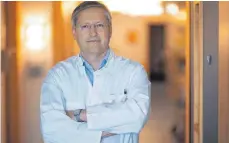  ?? FOTO: DPA ?? Peter Lang ist der Leiter der Abteilung Stammzellt­ransplanta­tion der Kinderklin­ik am Universitä­tsklinikum Tübingen.
